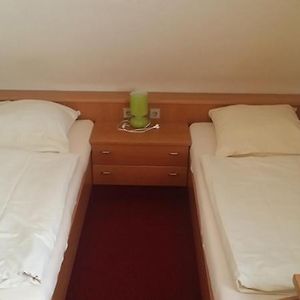 Zimmer mit zwei Einzelbetten